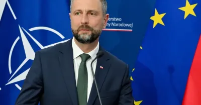Szef MON: jeden z atakujących Ukrainę dronów uderzył kilometr od granicy z Polską, drugi 5 km